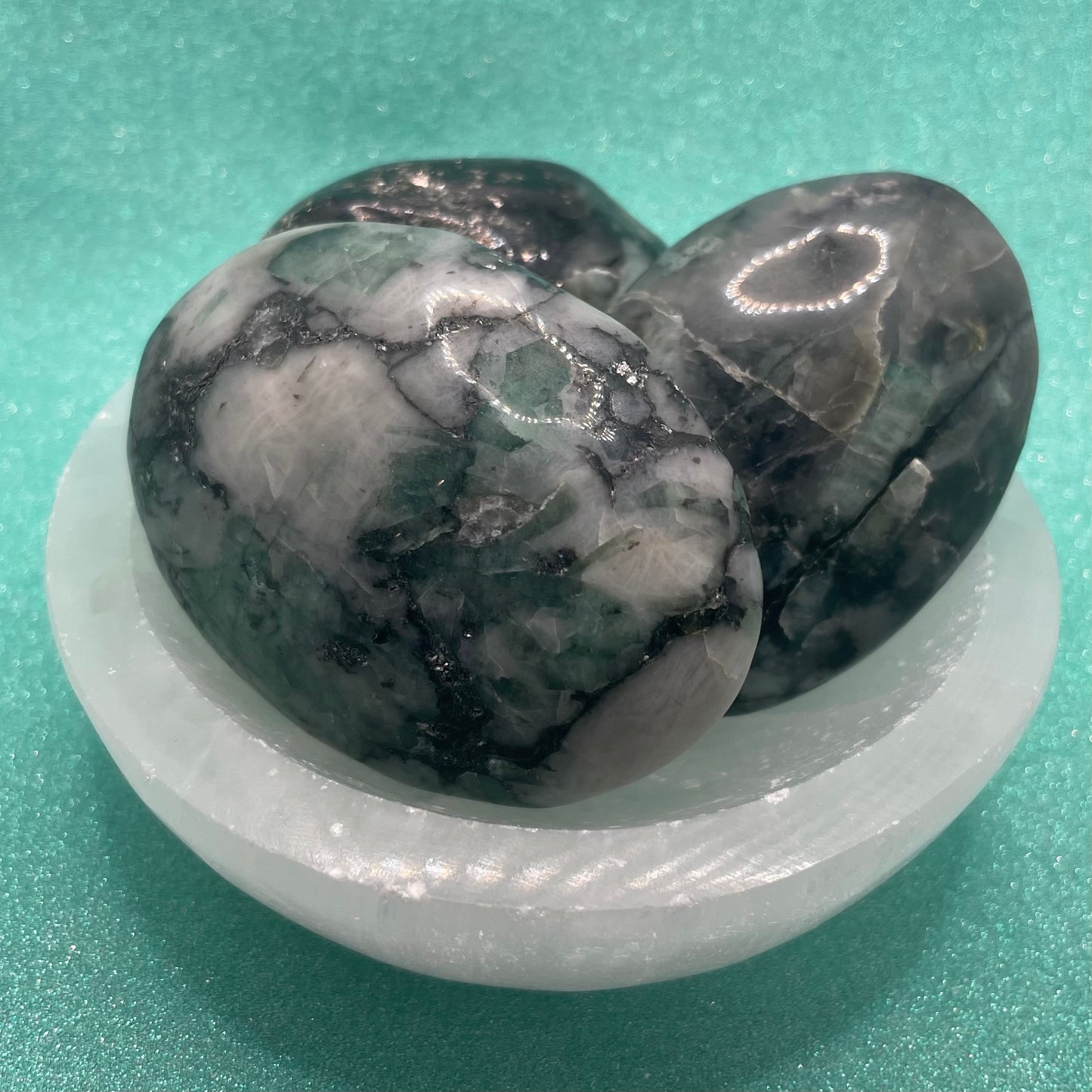 Emerald Crystal | Healing Crystals | Palm Stone | 1 pc